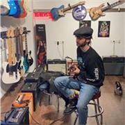 Profesor de guitarra acústica o eléctrica, para principiantes y niveles intermedio (2-3 años tocando). Pop/rock/blues